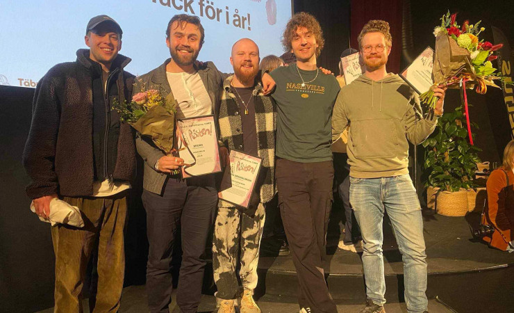 fem prisvinnande filmare med diplom och blommor i famnen