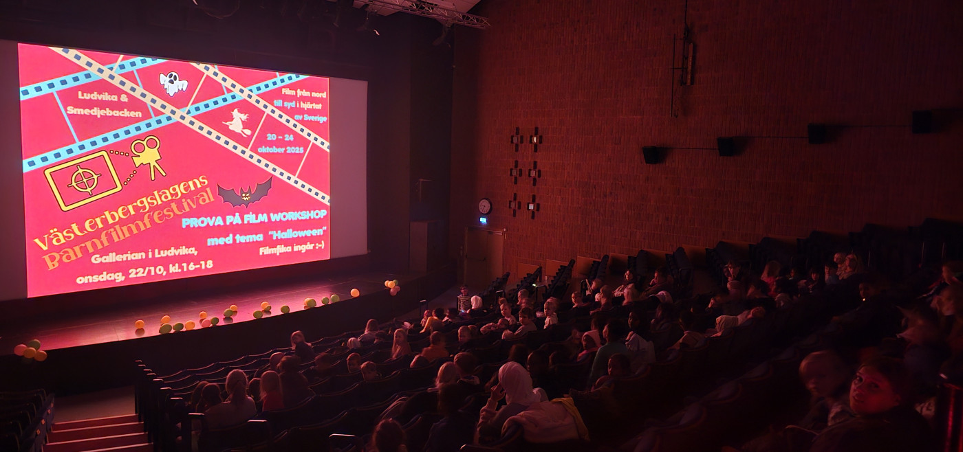 biosalong med barn som tittar på en animerad film