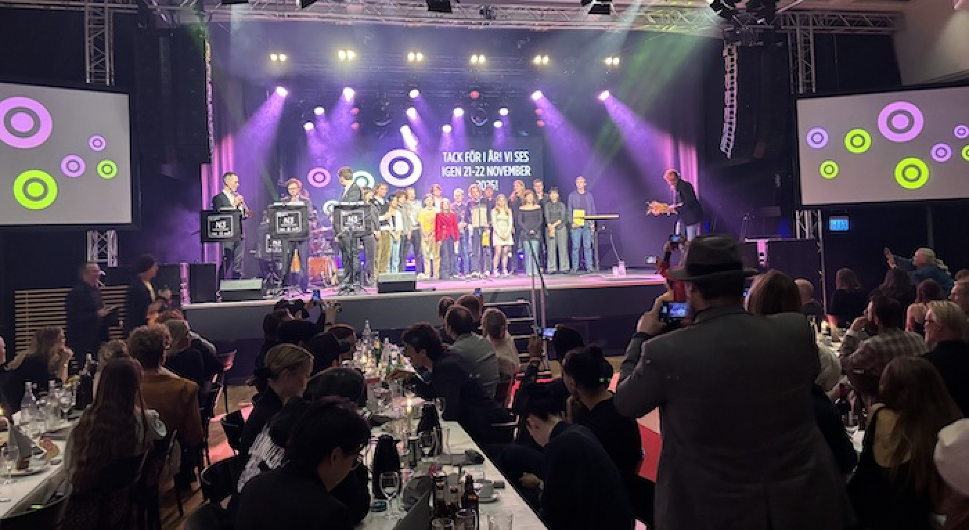 en festivalmiddag med vinnare på scen.