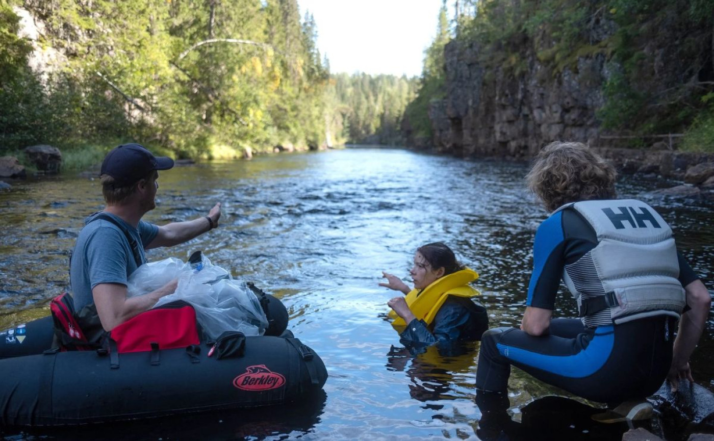filminspelning i en ån i vacker natur