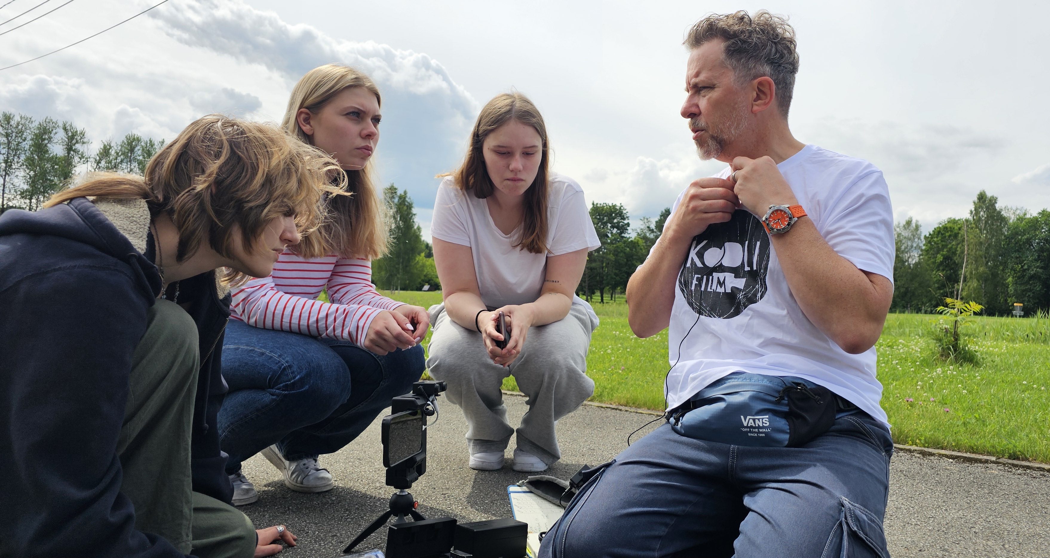 filmteam får coachning av ledare under filminspelning.