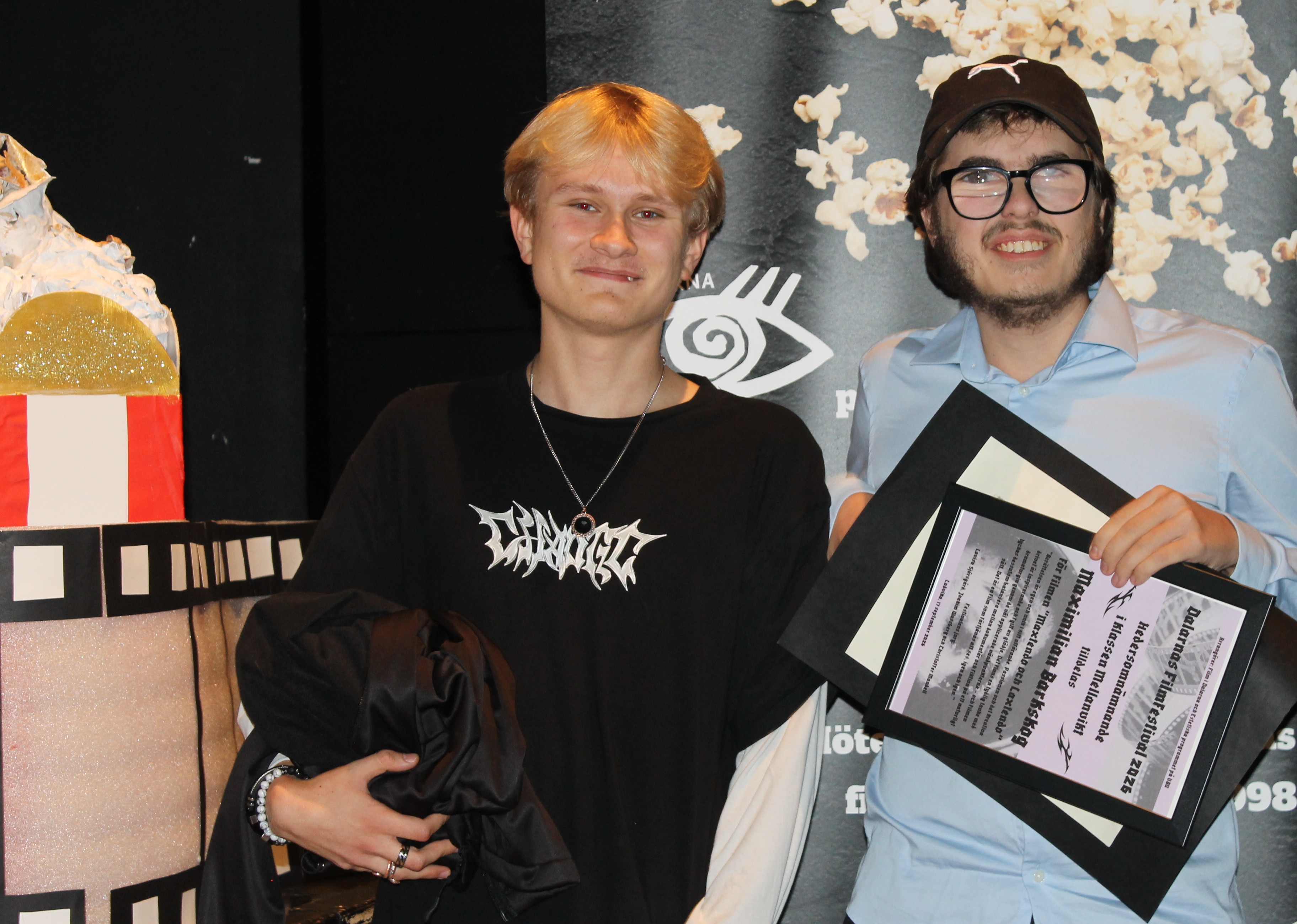 Hedersomnämnande mellanvikt pristagare Maximilian Barkskog motar pris för filmen Maxtendo och Laxtendo